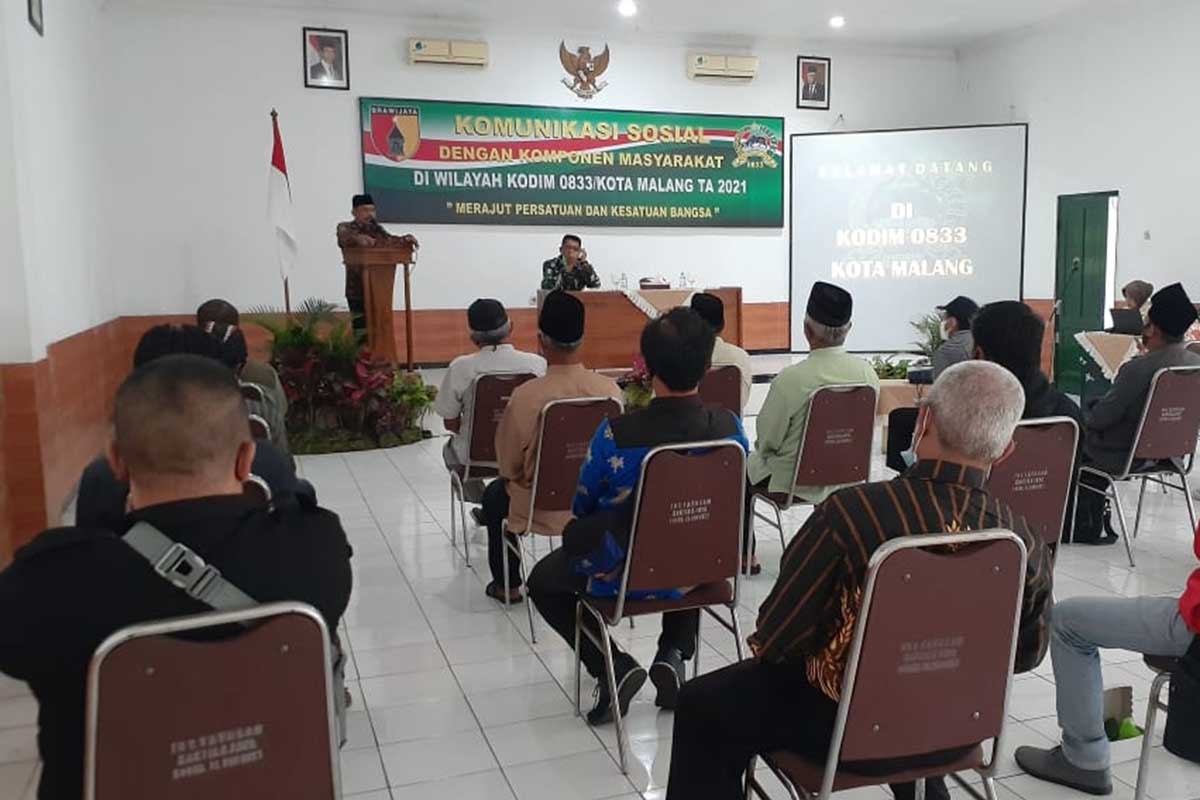 Kasdim 0833 Mayor Arm Chairul Effendy, membacakan sambutan Dandim 0833. (ist) - Kodim 0833 Kota Malang Gelar Komsos dengan Komponen Masyarakat