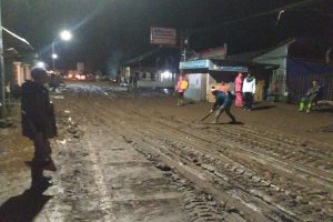 Kawasan Jalan Raya Sumber Brantas pada Kamis malam. (ws2) - Banjir Sumber Brantas, Sembilan Rumah Terdampak Lumpur