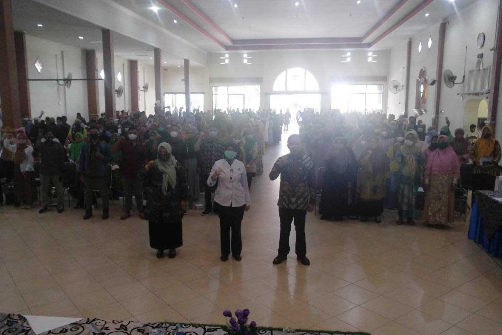 Kedua pemateri bersama peserta sosialisasi. (rhd) - Gus Ali Gandeng BPOM, Sosialisasi Cerdas Memilih Obat Tradisional yang Aman