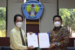 Kedua pihak menunjukkan MoU kerjasama. (ist) - Pengalaman Pendampingan RTRW, ITN Malang Siap Kawal Kabupaten Mahakam Ulu