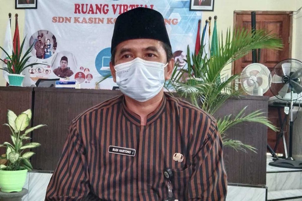 Kepala Sekolah SDN Kasin, Budi Hartono SPd MPd. (ws1) - Simulasi Luring, SDN Kasin Siap Pembelajaran Tatap Muka 19 April 2021