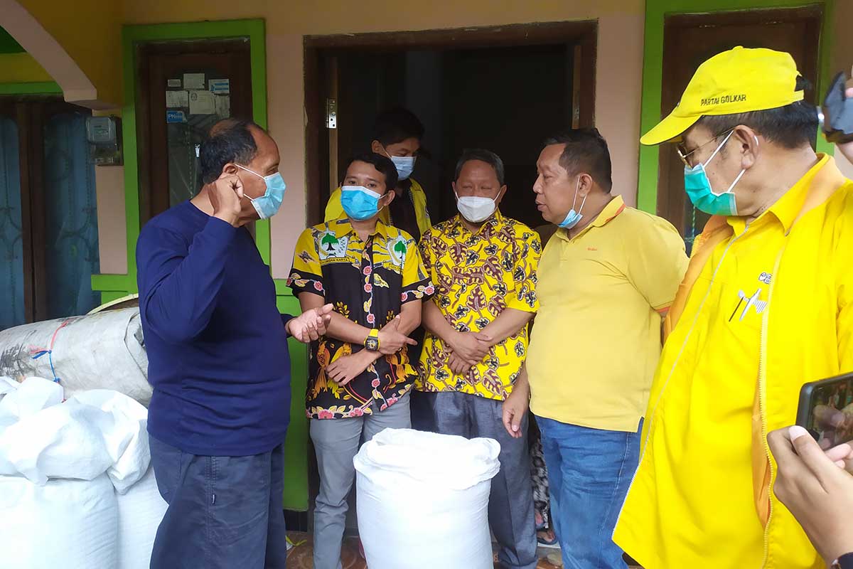 BORONG - Ketua DPD Golkar Sidoarjo, Adam Rusydi bersama empat anggota dan pimpinan Fraksi Golkar DPRD Sidoarjo memborong beras milik Karsono warga Desa Simo Angin-Angin, Kecamatan Wonoayu, Selasa (13/04/2021) - Golkar Sidoarjo Borong Beras Petani Wonoayu - Prihatin Panen Raya Harga Anjlok