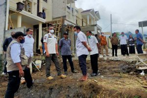 Komisi A bersama eksekutif Kota Batu sidak pengembang perumahan bandel. (ws2) - Dua Perumahan Bodong Disidak, Desa Beji Krisis Tanah Makam