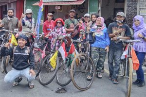 Komunitas sepeda onthel BOM sedang ngopi santai di salah satu kedai kopi, sebelah utara Stasiun Kota Baru. (ws1) - BOM, Komunitas Onthel Lintas Generasi