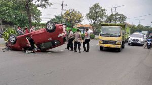 Kondisi mobil Suzuki Ertiga yang terbalik di tengah jalan ringsek bagian depan setelah menabrak tanaman, dan pohon depan Stasiun KA Tanggulangin. (Gus) - Dokterkan Kucing, Suzuki Ertiga Terbalik Hantam Tanaman