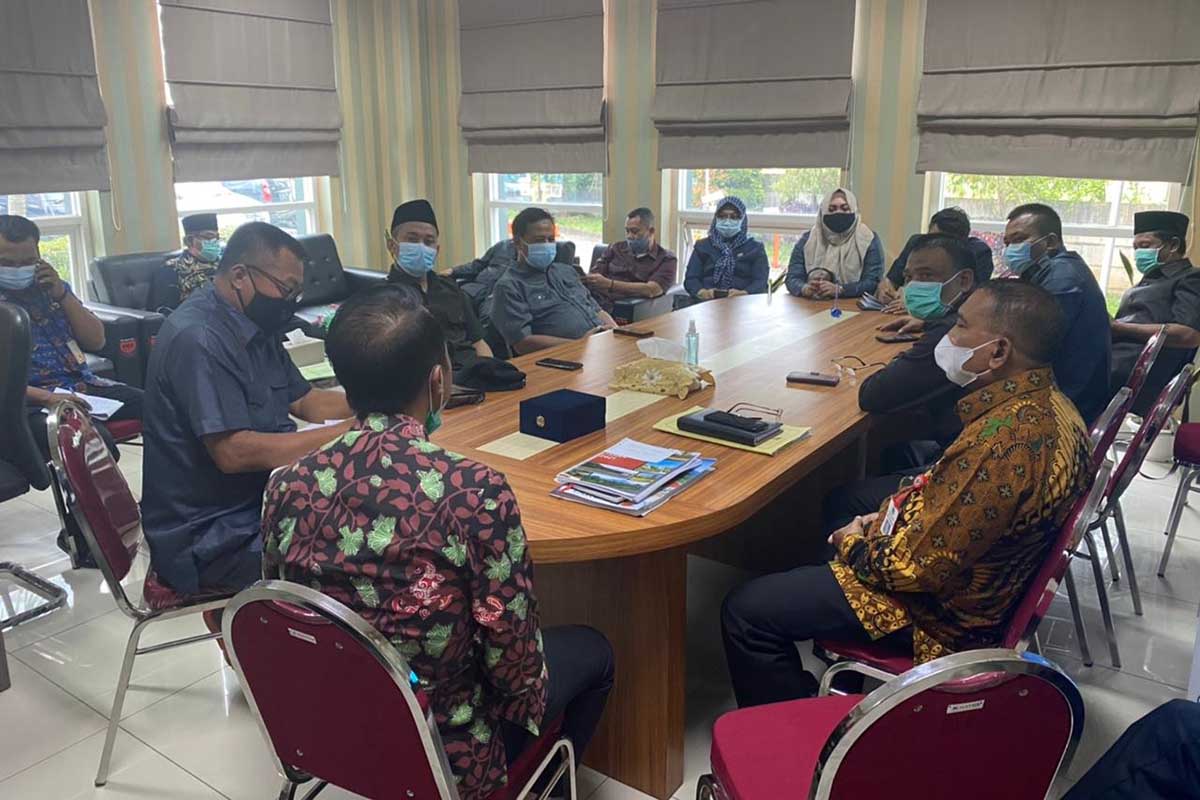 Kunjungan DPRD Komisi C Kabupaten Sidoarjo di ruangan DLH Kota Batu. (ws2) - DPRD Kabupaten Sidoarjo Sinau Persampahan ke DLH Kota Batu