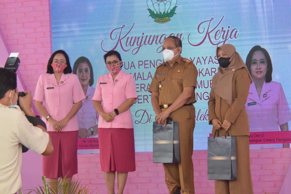 Kunjungan Ketua pengurus Yayasan Kemala Bhayangkari Jawa Timur, Ully Nico Afinta ke Trenggalek (Foto/Fals Yudistira/Memo X) - Sekda Beberkan Peran Polres dalam Penanganan Covid di Trenggalek