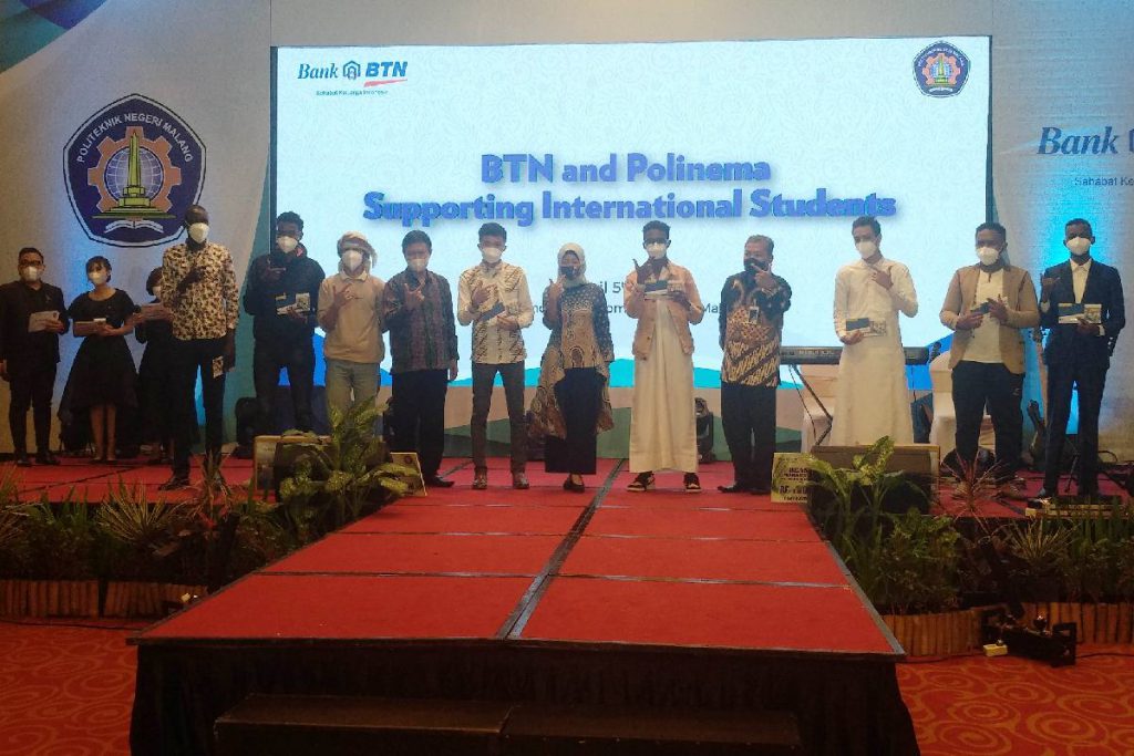 Perwakilan mahasiswa asing bersama jajaran Polinema dan BTN. (rhd) - BTN Malang Bantu Mahasiswa Asing Polinema Terdampak Covid-19