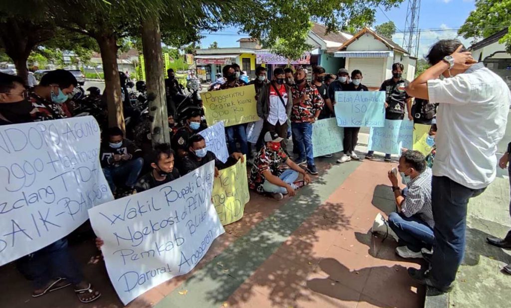 Massa Gerakan Pembaharuan Indonesia (GPI) menggelar aksi demo di depan Kantor DPRD Kabupaten Blitar, Tolak Wabub Blitar Tinggal di Pendopo RHN - Wakil Bupati Blitar Tinggal di Pendopo RHN, Tuai Pro dan Kontra