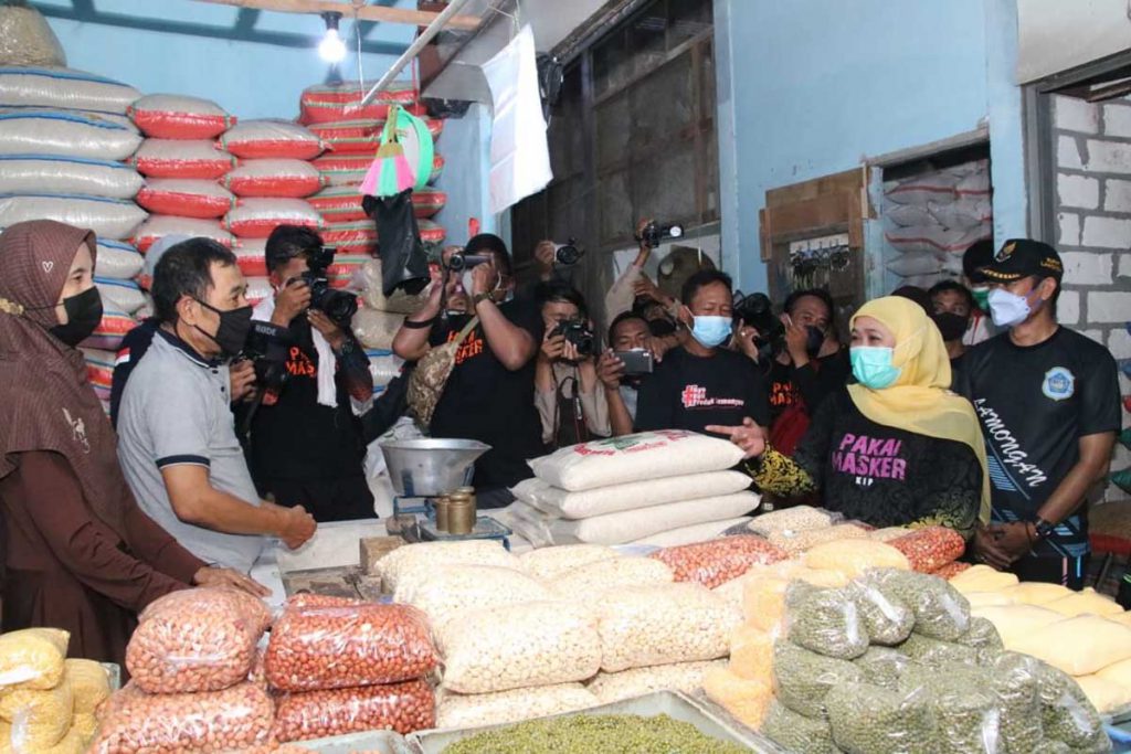 Sambil Gowes, Khofifa Meninjau UMKM Lamongan dan Kampanye Penggunaan Masker
