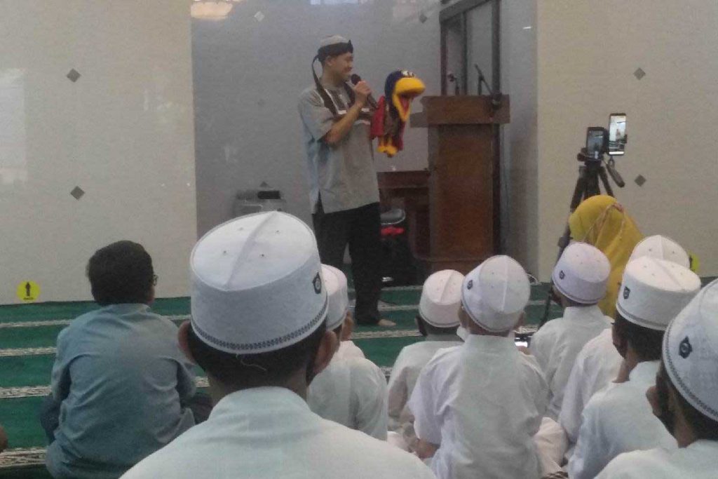 Mendengarkan cerita Kak Hakim dan Ale. (rhd) - Komunitas Aksara Tumapel Malang Tuntaskan Santunan 400 Anak Yatim