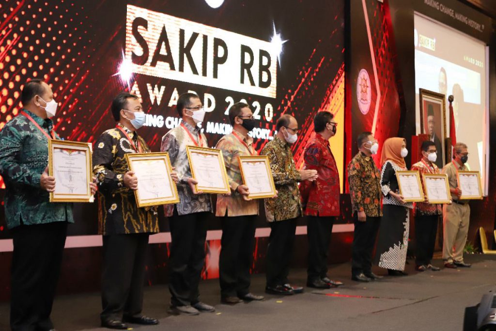 Bersama Pemda lainnya menerima SAKIP 2020. (ist) - Sejarah Baru, Kali Pertama Kota Malang Raih Predikat A SAKIP 2020