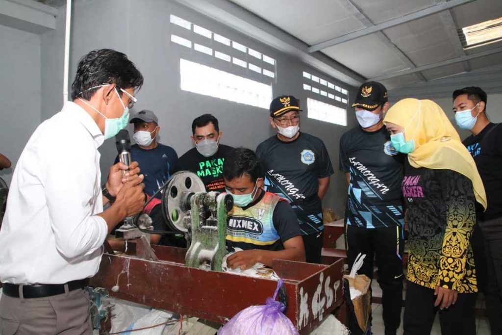 Sambil Gowes, Khofifa Meninjau UMKM Lamongan dan Kampanye Penggunaan Masker