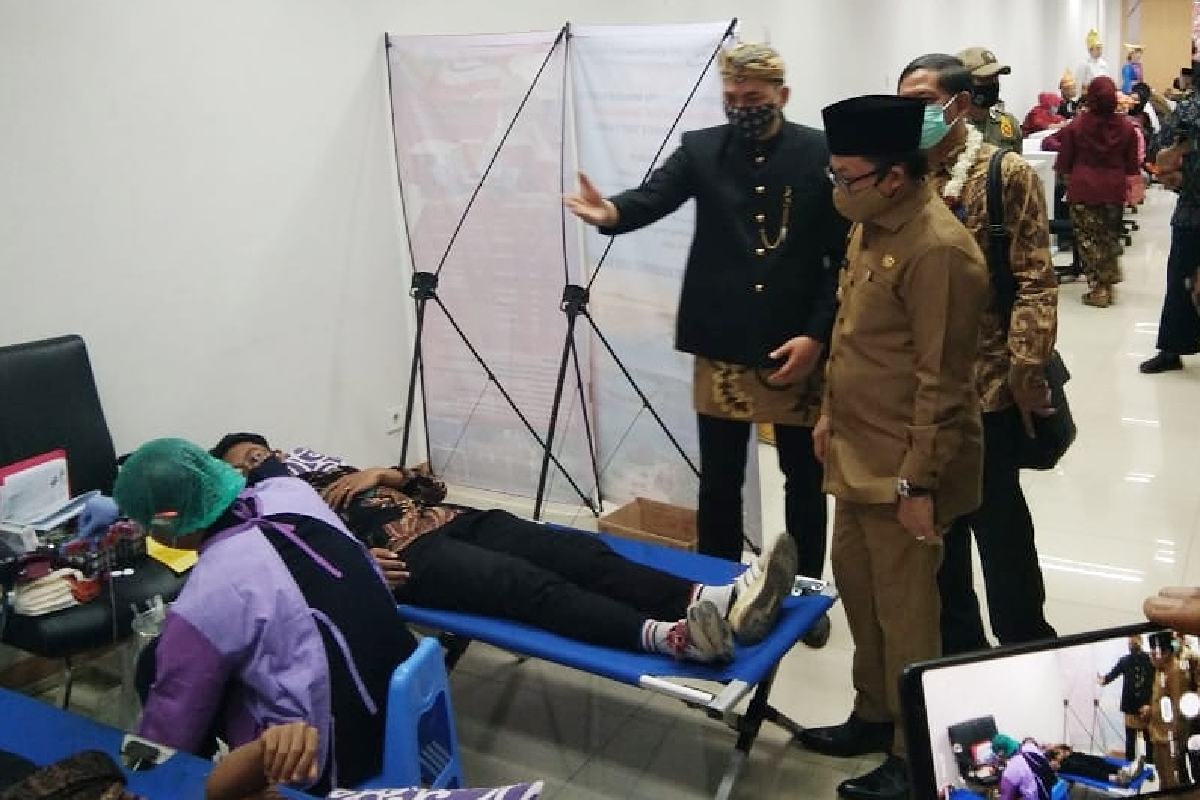 meninjau donor darah