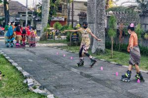 Naraya Putri Ekira bersama komunitas Mafest unjuk kebolehan. (ws1) - Peringati Hari Kartini, Mafest Inline Skate Berbusana Batik