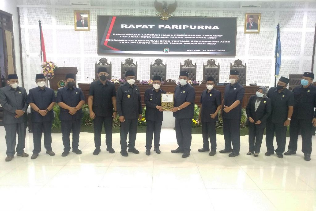 Nota Keputusan DPRD atas Penerimaan LKPJ Walikota Malang TA 2020. (rhd) - DPRD Nilai 8 Indikator Belum Tercapai, Walikota: Jadi Catatan Rekomendasi