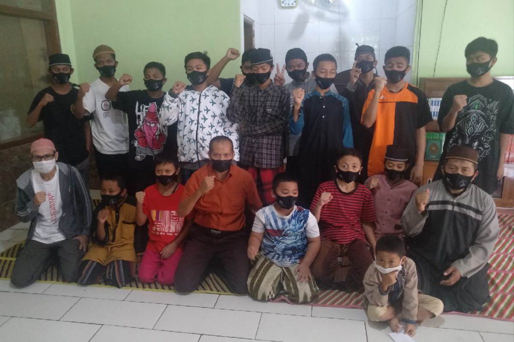Bersama anak Panti Asuhan Yatim Piatu "Ar-Rahman". (rhd) - Kejar Target 400 Anak Yatim, Komunitas Aksara Tumapel Malang Maraton Santuni Panti Asuhan