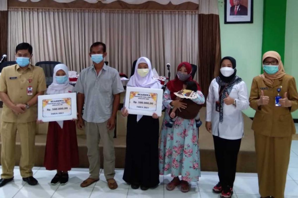 Para penerima beasiswa Perum Jasa Tirta I. (ist) - Jasa Tirta I Bagikan 50 Beasiswa Pelajar Kota Malang