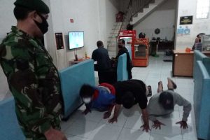 Pelanggar diberi sanksi push-up. (ist) - PPKM Berlanjut, Operasi Yustisi Sasar Arjosari dan Kedungkandang