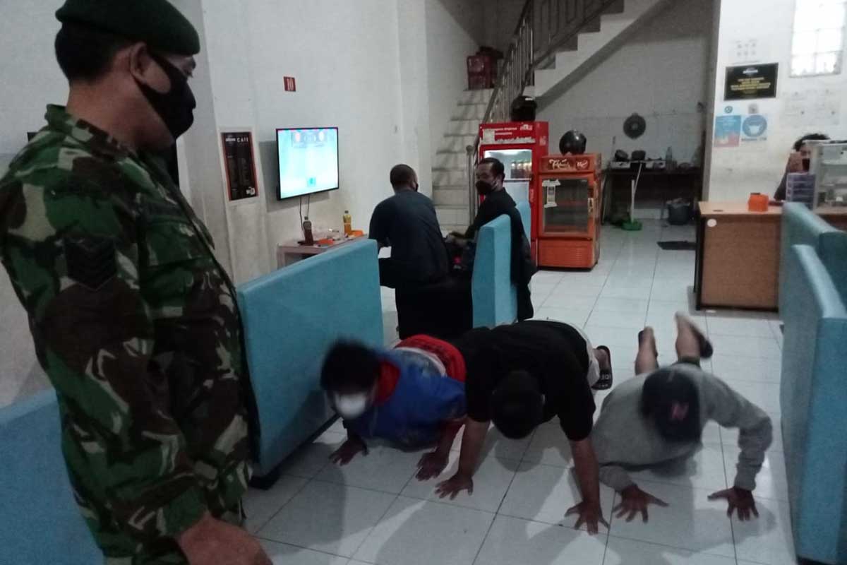 Pelanggar diberi sanksi push-up. (ist) - PPKM Berlanjut, Operasi Yustisi Sasar Arjosari dan Kedungkandang