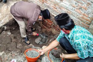 Peletakan batu pertama oleh Walikota Malang. (ws1) - Walikota Letakkan Batu Pertama Masjid 'An Nahdlah' Bunulrejo