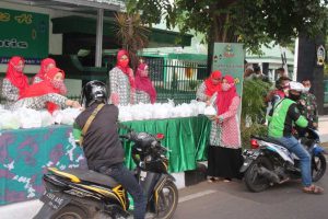 Pembagian takjil kepada pengguna jalan yang melintas. (ist) - Persit KCK Cabang XL Kodim 0833 Bagi Takjil Gratis