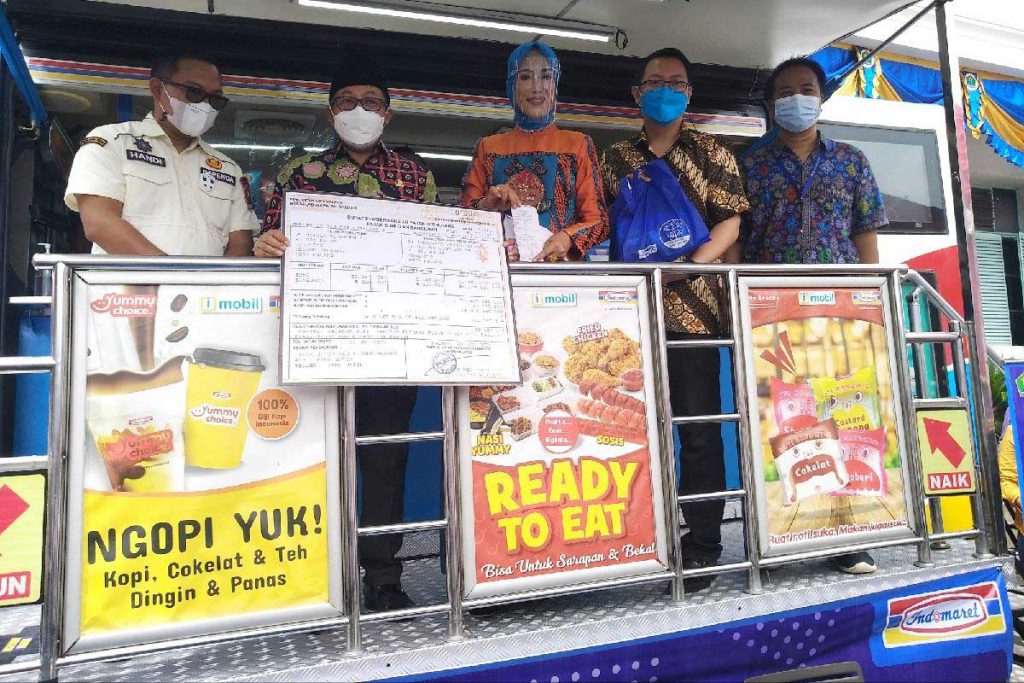 Walikota Malang membayar e-SPPT PBB melalui toko modern. (rhd) - Bapenda Launching Pelayanan Publik Berbasis Elektronik e-SPPT PBB - Diikuti launching pelayanan publik oleh Dishub, Dispendukcapil dan Disporapar