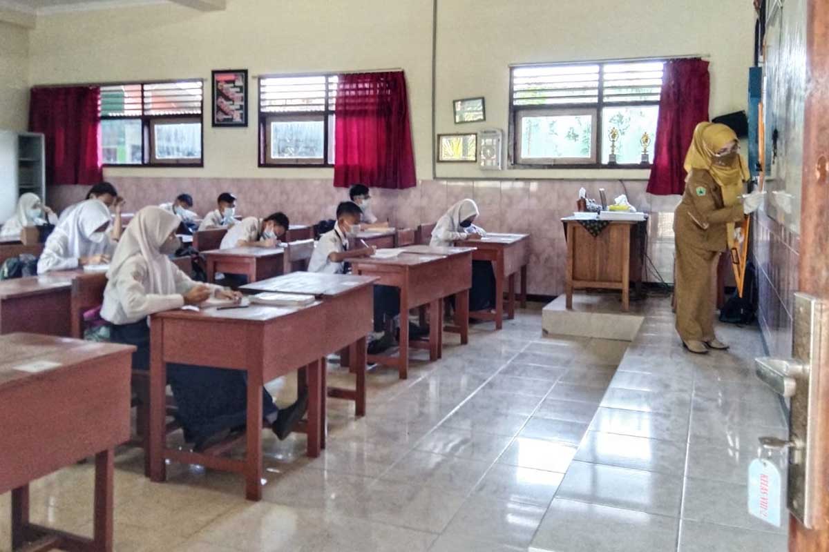 Pembelajaran Tatap Muka Terbatas. (ws1) - PTM Terbatas Terapkan Pola Ganjil Genap Separuh Kelas