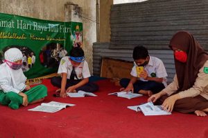 Pembelajaran daring oleh siswa Kota Batu pada spot wifi gratis di Desa Bumiaji. (ws2) - Kota Batu Sekolah Tatap Muka Juli, UAS SMP Daring