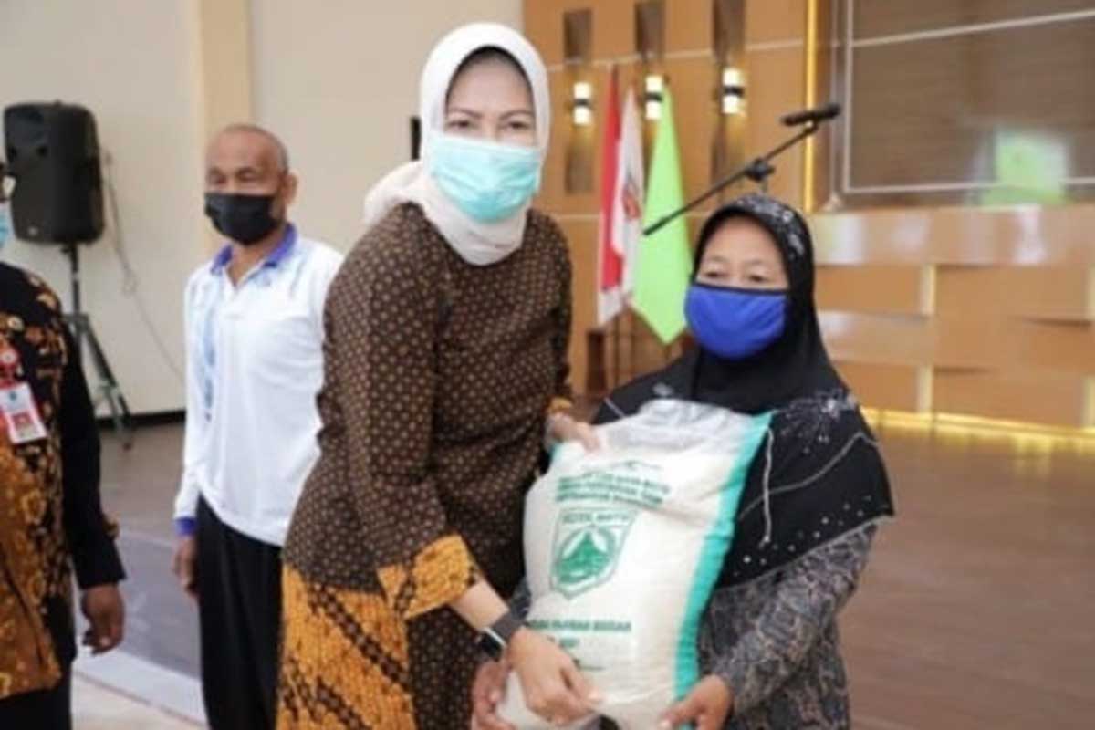 Pemberian bantuan sembako oleh Pemkot Batu kepada masyarakat pra sejahtera. (ws2) - Keluarga Pra Sejahtera Kota Batu Berkurang