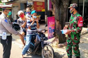 Pemberian masker gratis bagi pengendara. (ist) - Personel Gabungan Operasi Yustisi Sasar Kawasan Bandulan