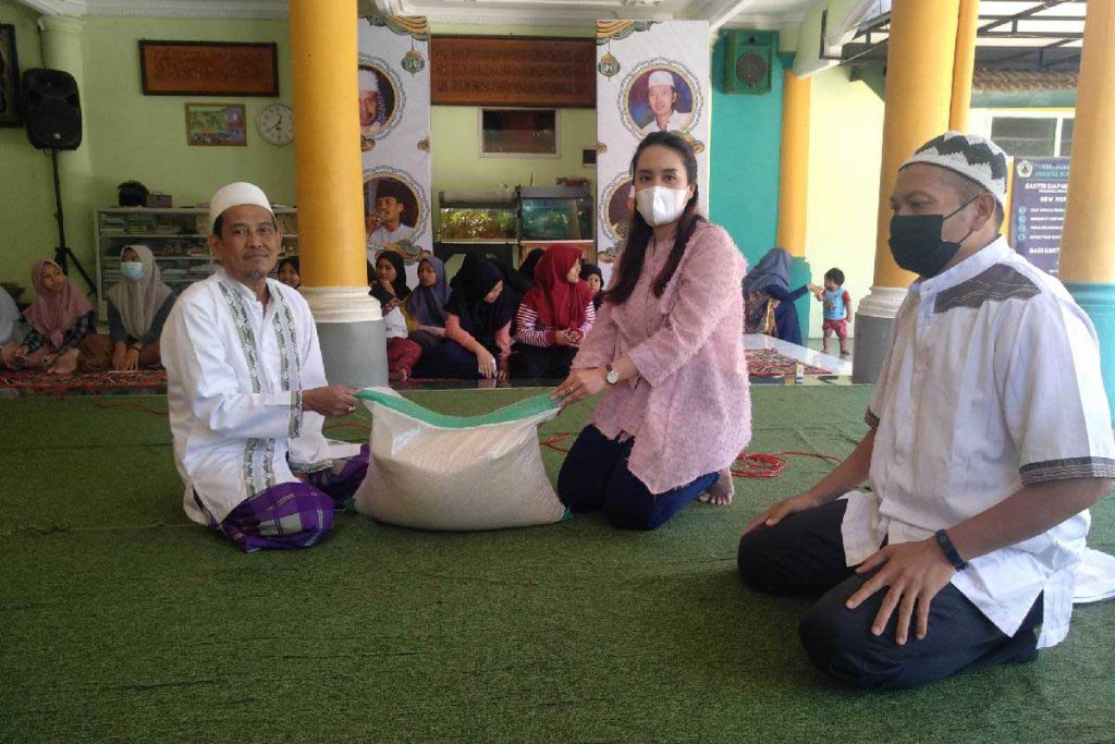 Pemberian sembako kepada pengurus panti asuhan. (rhd) - Komunitas Aksara Tumapel Malang Safari Santunan Anak Yatim di Malang Raya