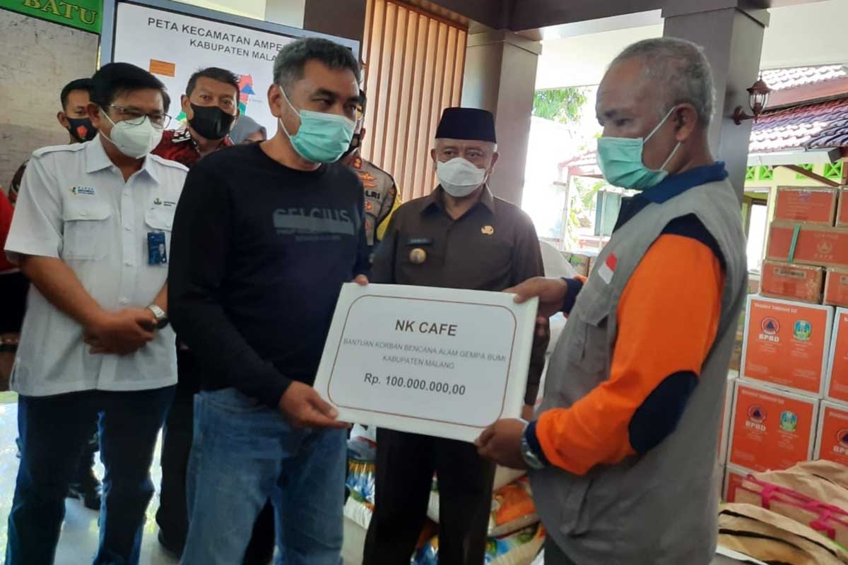 Pembina PWI Malang Raya, Joni Sujatmoko, menyerahkan bantuan melalui BPBD Kabupaten Malang, disaksikan Bupati Malang. (ist) - Selamat dari Gempa, Owner NK Cafe Bantu Korban Rp100 Juta