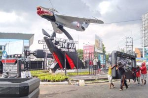 Pembongkaran papan reklame salah satu produk rokok di Monumen Pesawat Soehat. (ws1) - Akhirnya Reklame Monumen Pesawat Soehat Dibongkar, Karena Ini