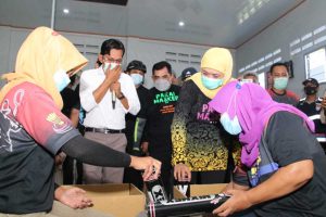Pemulihan Ekonomi di Masa Pandemi, Khofifah Kagum IKM Shuttlecock Lamongan