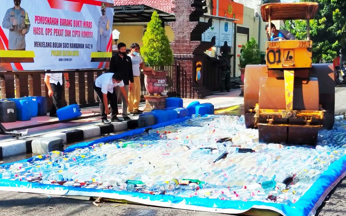 Pemusnahan ribuan botol miras dan arak Jowo di depan Mapolres Blitar Kota - Polresta Blitar Musnahkan Ribuan Botol Miras