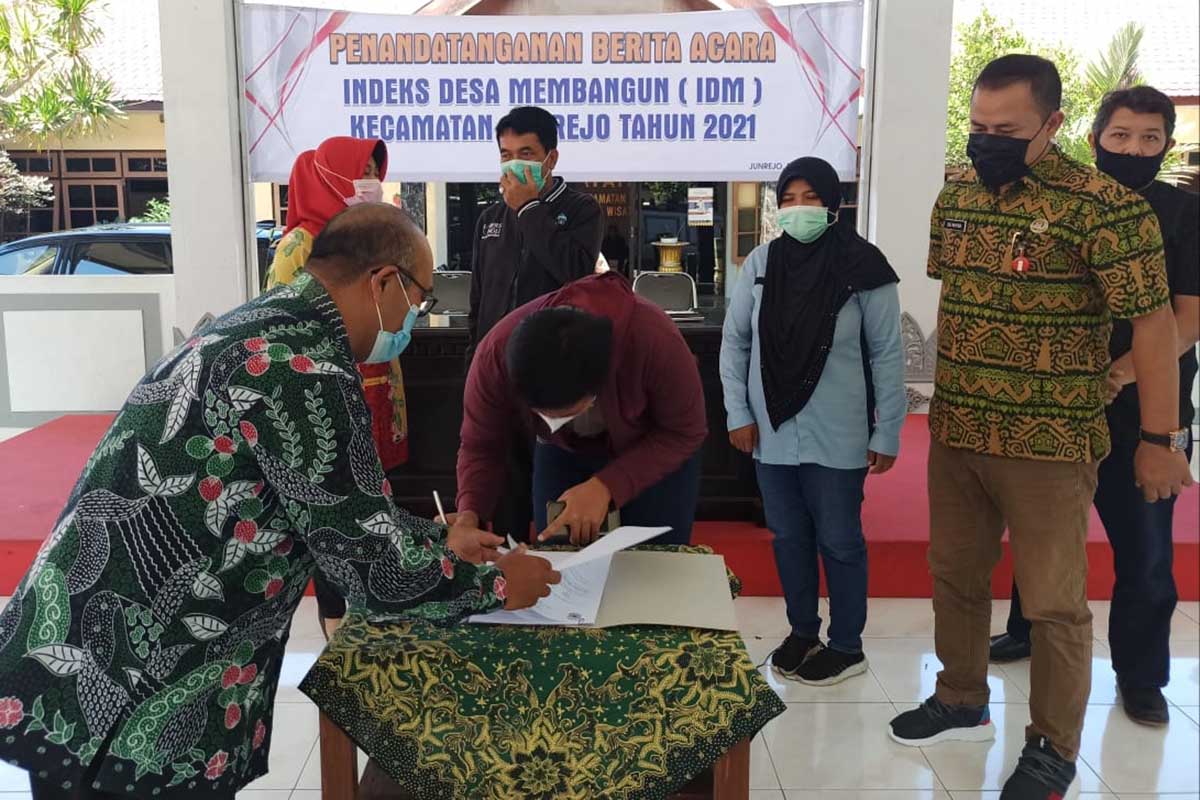 Penandatanganan Berita Acara IDM di Kecamatan Junrejo. (ws2) - Sah, 19 Desa Kota Batu Resmi Menyandang Desa Mandiri