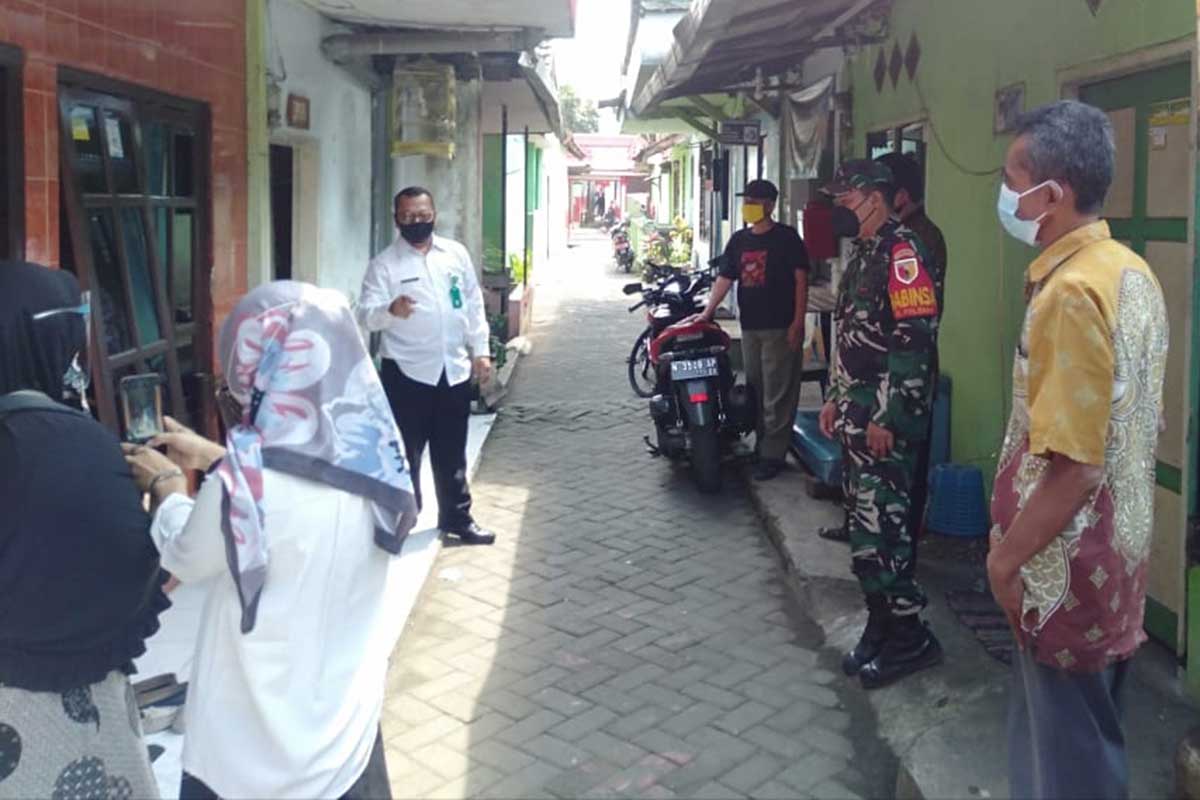 Pendampingan keluarga pasien covid-19. (ist) - Koramil Blimbing Dampingi Puskesmas Kendal Kerep Tracking Keluarga Pasien Covid-19