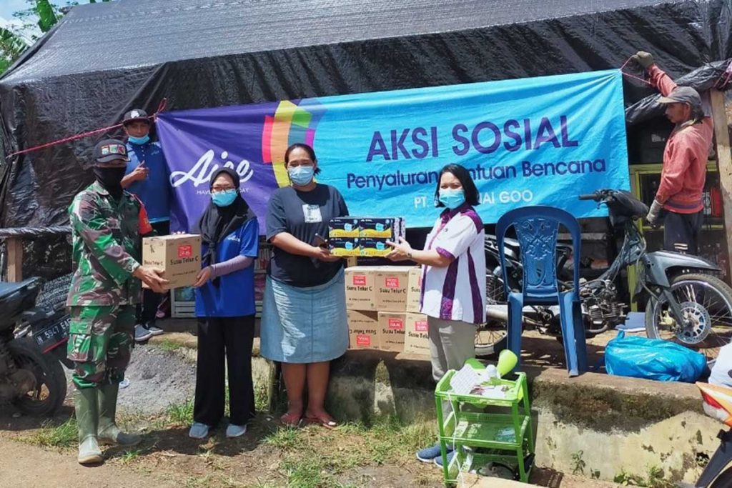 Pendistribusian bantuan beras, mie instan, air mineral, dan minyak goreng ke warga terdampak. (ist) - Aice Group Bersama Jaringan Distribusi Bantuan Gempa Malang - GP Ansor: Hindari penularan Covid-19 jadi bencana ganda