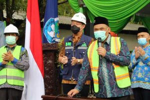 Penekanan sirine simbolis ground breaking pembangunan Masjid Al Hikmah. (ist) - UM Ground Breaking Pembangunan Masjid Al-Hikmah