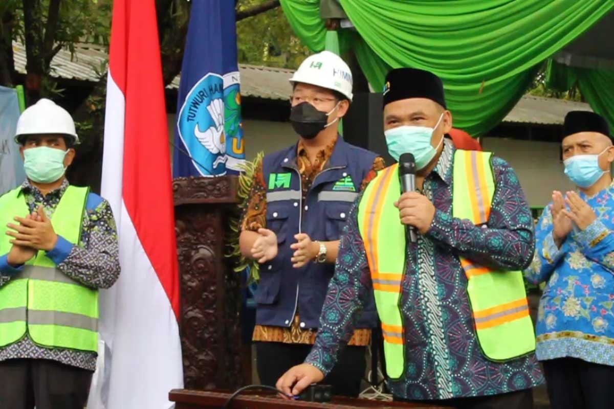 Penekanan sirine simbolis ground breaking pembangunan Masjid Al Hikmah. (ist) - UM Ground Breaking Pembangunan Masjid Al-Hikmah