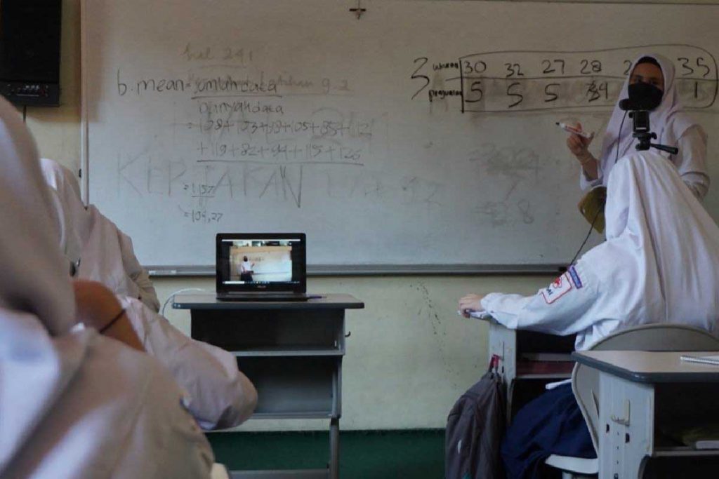 Penerapan e-learning madrasah agar bisa diikuti siswa dari rumah. (rhd) - MTsN 1 Kota Malang Mulai Pembelajaran Tatap Muka Terbatas - Terapkan e-learning madrasah permudah siswa sekolah dari rumah