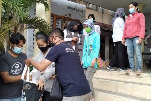 Penerimaan bantuan di Kelurahan Sisir, Kecamatan Batu, Kota Batu. (ws2) - Tinggal Sepekan, Dinsos Rampungkan 97 Persen Verval PKM Kota Batu