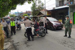 Pengendara motor tak mengenakan helm dan masker. (ist) - Hari Terakhir PPKM Mikro, Forpimcam Sukun dan Kedungkandang Perketat Operasi Yustisi