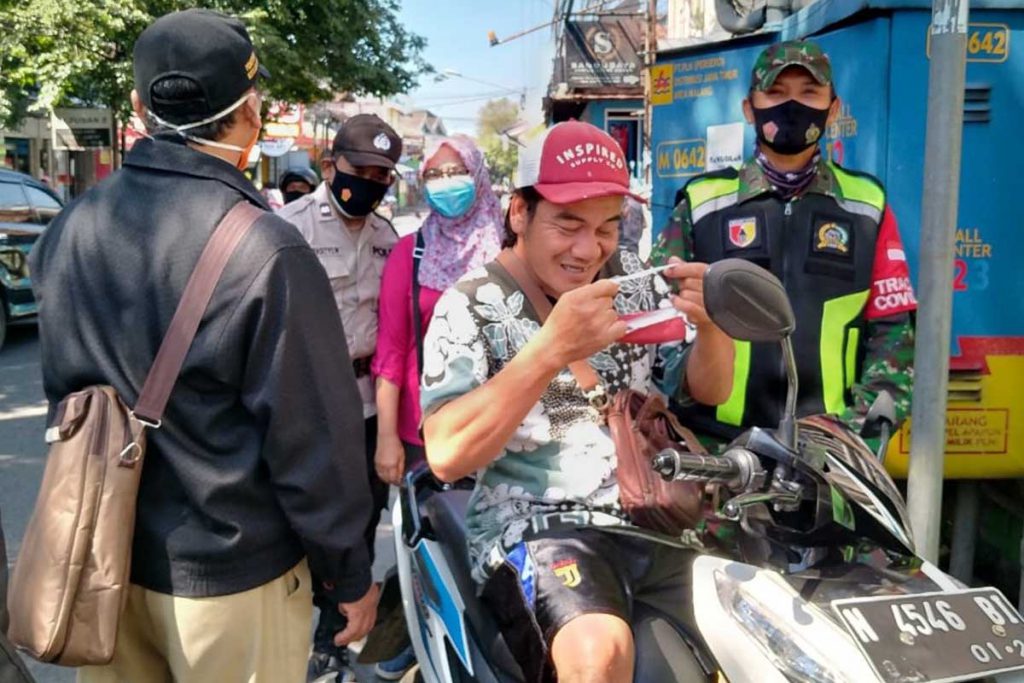 Pengguna jalan terjaring dalam operasi yustisi. (ist) - Satgab Serentak Operasi Yustisi, Sasar Pengguna Jalan hingga Pasar Takjil