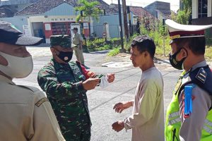Pengguna jalan terjaring tak memakai masker. (ist) - Opsgab Razia Masker di Pasar Tawangmangu