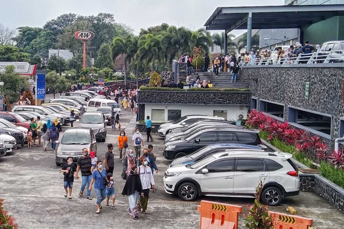 Pengunjung Hotel Aria dan MOG berhamburan. (ws1) - Gempa di Malang, 6,7 Skala Richter Tidak Berpotensi Tsunami