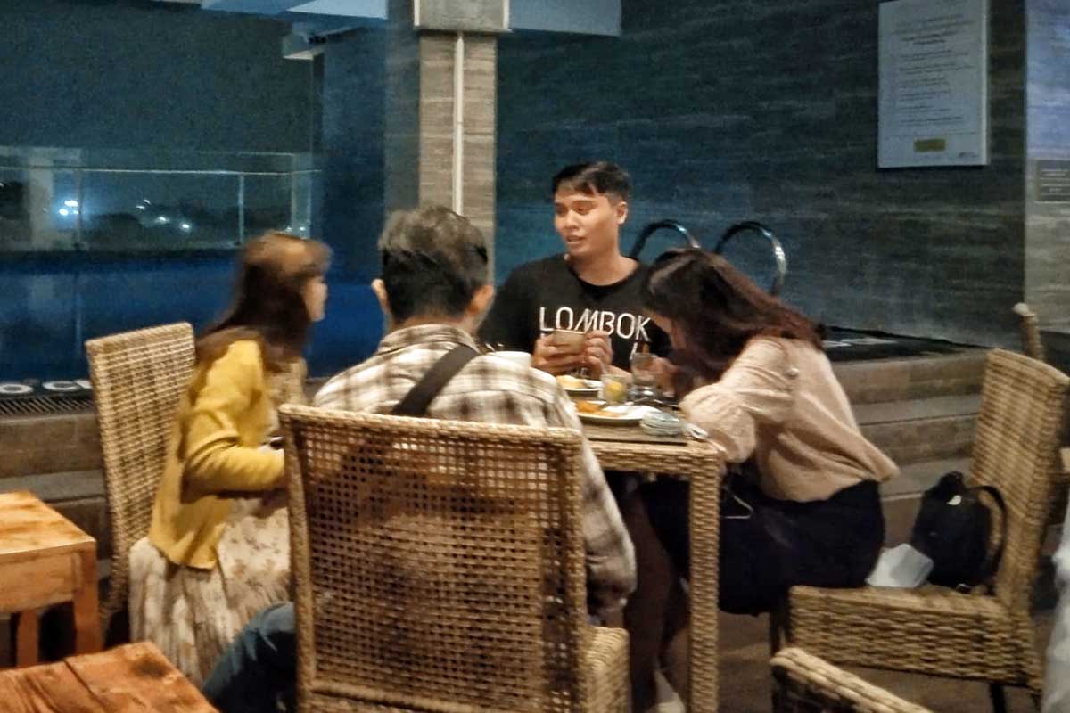 Pengunjung menikmati hidangan menu berbuka Whiz Prime Hotel di tepi kolam renang. (ws1) - Paket Ramadan, Whiz Prime Hotel Malang Diskon Kamar dan Kuliner Cuma Rp75 Ribu