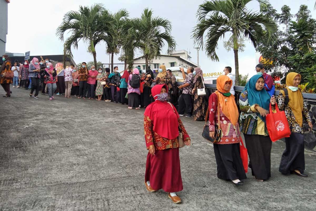 Pengunjung salah satu mal di Malang berhamburan keluar. (ws1) - Gempa Terasa di Kota Malang, Wagub: Terasa Nyung-nyung Goyang