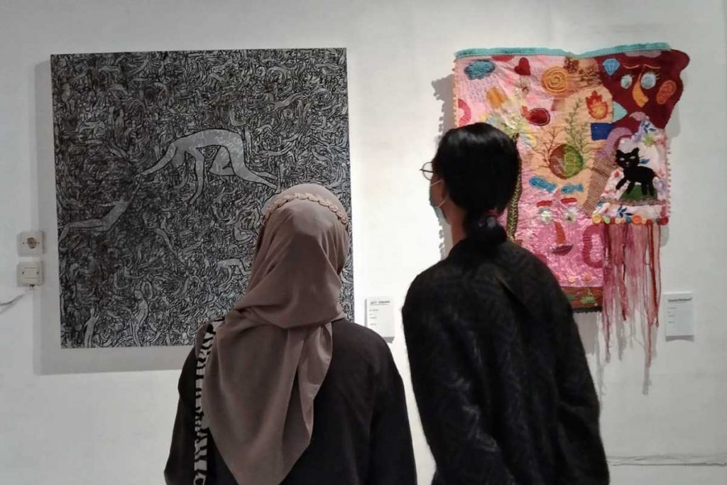 Pengunjung sedang melihat karya di N Battle Ground Art Exhibition. (ws1) - Tips Pameran Virtual, Berikut Yang Harus Diperhatikan